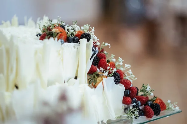 有浆果和花卉装饰的白色蛋糕的特写镜头 — 图库照片