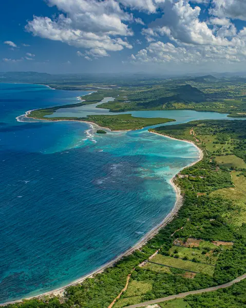 Eine Luftaufnahme Der Küste Mit Grüner Vegetation — Stockfoto