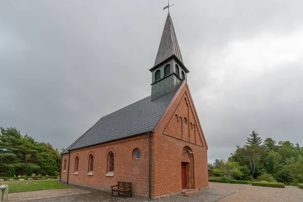 丹麦的Hulsig教堂白天在灰蒙蒙的天空下 — 图库照片