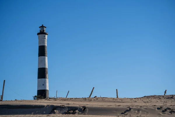 Främre Bilden Fyren Stranden Solig Dag Med Klar Himmel — Stockfoto