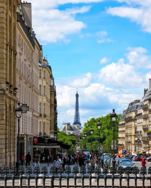 Вертикальний Постріл Ейфелевої Вежі Через Вулиці Парижа Франція — стокове фото