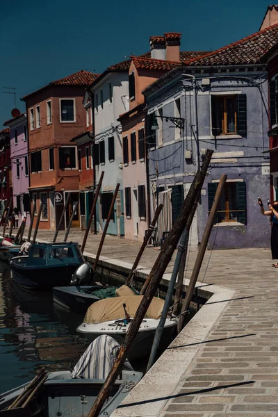 Vertical Shot Multicolored Buildings Waterfront Borano Island Venice Italy — Stock Photo, Image