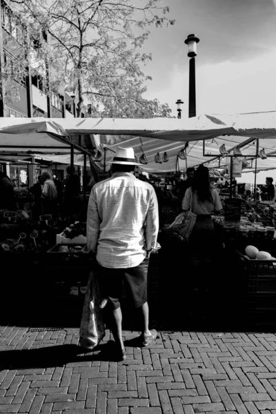Szary Ujęcie Mężczyzny Białej Koszuli Czekającego Swoją Kolejkę Lokalnym Rynku — Zdjęcie stockowe