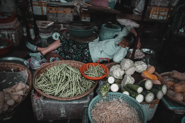 Egy Khmer Alszik Zöldségboltjában Kambodzsai Kampot Helyi Piacán — Stock Fotó
