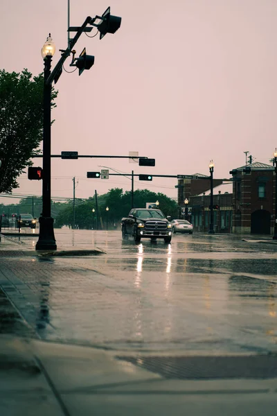 Eine Vertikale Aufnahme Von Autos Die Während Des Regens Auf — Stockfoto