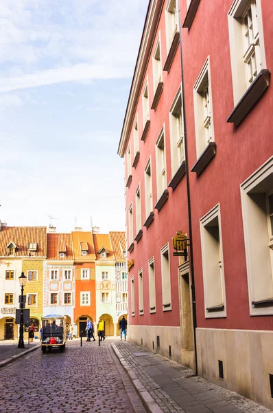 Primo Piano Una Fila Edifici Colorati Con Ristoranti Nella Piazza — Foto Stock