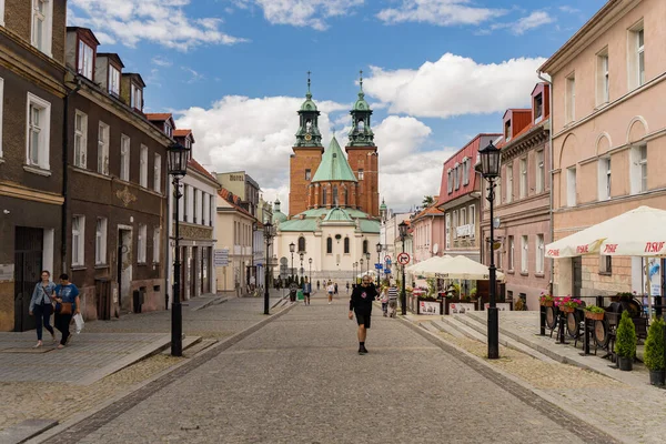 Eine Straße Die Einer Gotischen Backsteinkathedrale Der Historischen Stadt Gnesen — Stockfoto