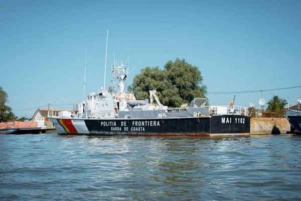 Sulina Daki Tuna Nehri Nin Kanallarına Yanaşan Polis Gemisinin Manzarası — Stok fotoğraf