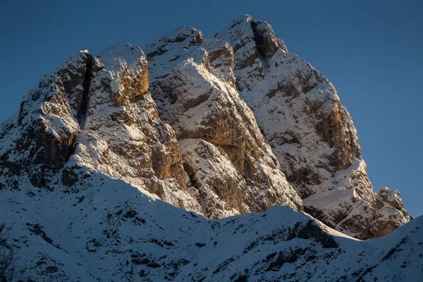 雪に覆われた高い山の峰の自然景観 — ストック写真