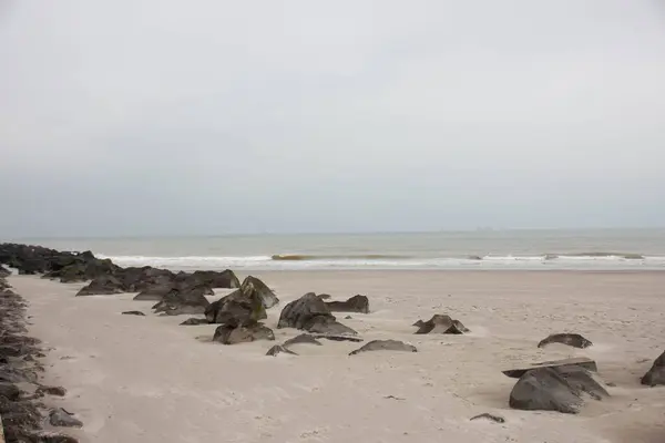 Uma Bela Vista Uma Praia Com Pedras Fundo Nebuloso — Fotografia de Stock