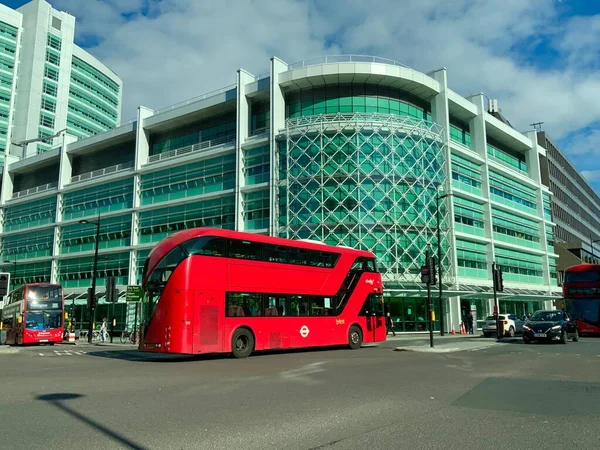 Stor Grön Och Vit Byggnad London Storbritannien — Stockfoto