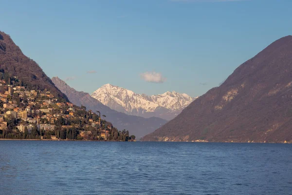 スイスのパラディソの山々や建物を囲むルガーノ湖 — ストック写真