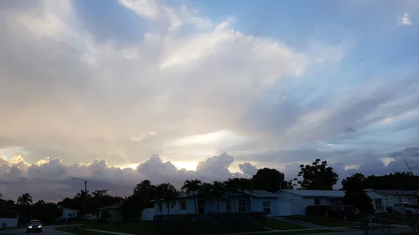 Miami Abd Bulutlu Bir Günbatımı Gökyüzünün Altında Bir Yerleşim Yeri — Stok fotoğraf
