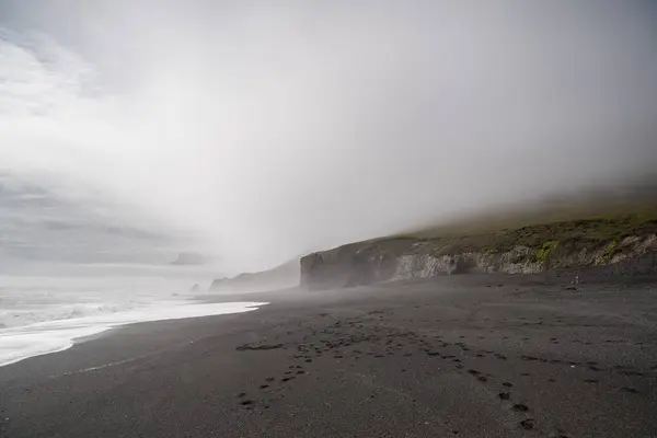 霧深い日にアイスランドのブラックビーチの風景 — ストック写真