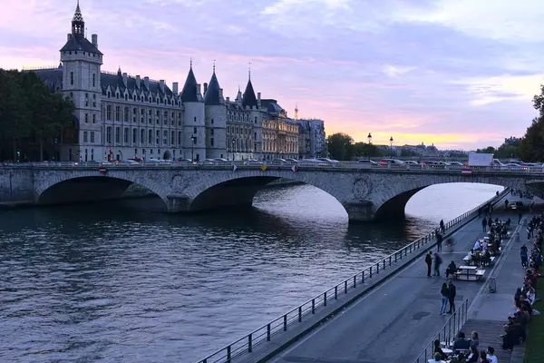 Hermosa Toma Del Puente Pont Change París Por Noche Francia —  Fotos de Stock