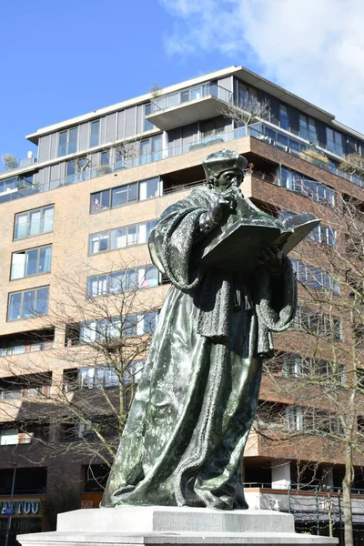 Vertikalt Billede Erasmus Rotterdam Monumentet - Stock-foto