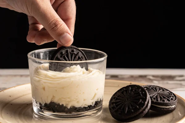 Una Persona Que Decora Con Una Galleta Una Tarta Queso —  Fotos de Stock