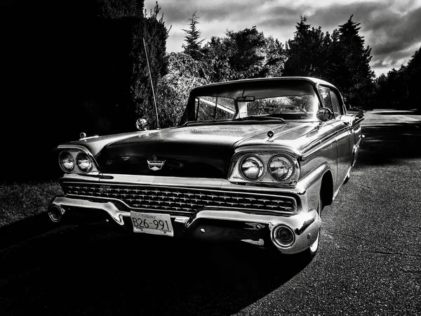 Černobílý Obraz Klasického Automobilového Křižníku — Stock fotografie