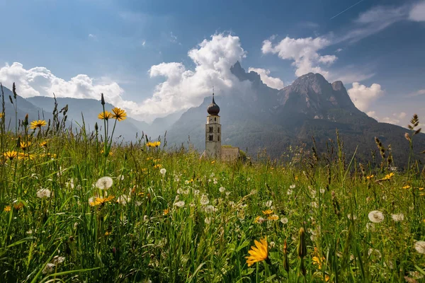 Campo Flores Prado Con Una Antigua Iglesia Vista Lejos Contra — Foto de Stock