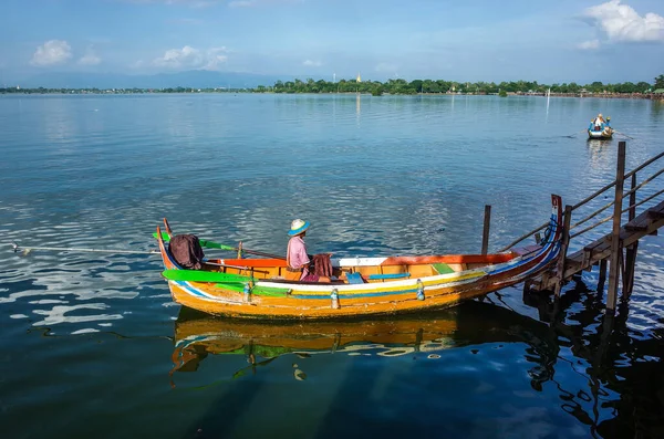Foto Von Mann Boot Myanmar Reisesee — Stockfoto