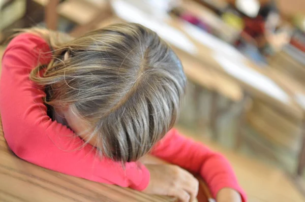 Una Niña Rubia Llorando Con Cabeza Mano — Foto de Stock