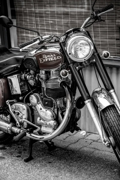 Foto Preto Branco Royal Enfield Motorcycle Filmada Monocromático — Fotografia de Stock