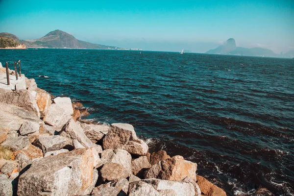 Ein Atemberaubender Blick Auf Meer Und Felsen Vor Dem Hintergrund — Stockfoto