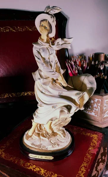 Detailní Záběr Vinobraní Porcelánu Figurka Dívka Deštníkem — Stock fotografie