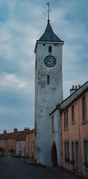 Una Toma Vertical Una Torre Reloj Histórica Fife Escocia —  Fotos de Stock