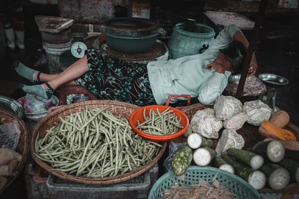 カンボジアのカンポットの市場で野菜店で寝ているクメール人女性 — ストック写真