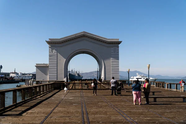 旧金山渔民码头大楼的全景 游客们在靠近大海的地方散步 — 图库照片