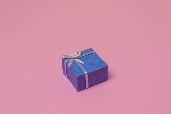 Фиолетовый Подарочный Коробок Розовой Поверхности — стоковое фото