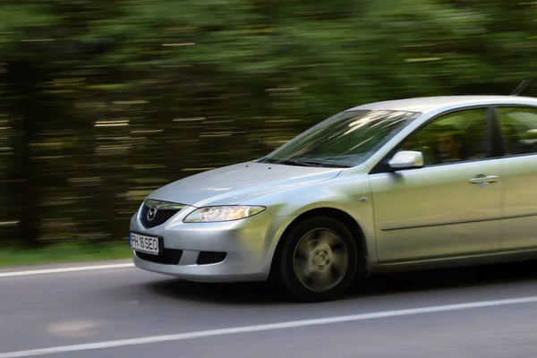 Ένα Mazda Αυτοκίνητο Κινείται Στο Δρόμο Κοντά Στο Δάσος — Φωτογραφία Αρχείου