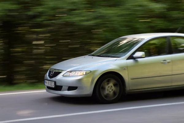 Een Mazda Auto Rijdend Straat Nabij Het Woud — Stockfoto