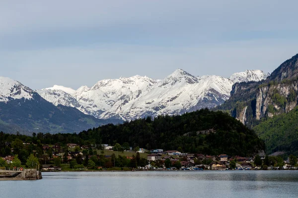 Village Brienz Bay Lake Brienz Surrounded Snowy Bernese Alps Switzerland — Stock Photo, Image