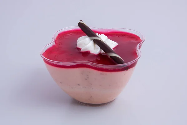 Close Rosa Panna Cotta Sobre Fundo Branco — Fotografia de Stock