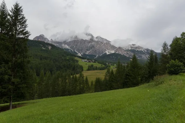 Una Vista Panorámica Ciudad Cortina Ampezzo Ladera Una Montaña Verde — Foto de Stock