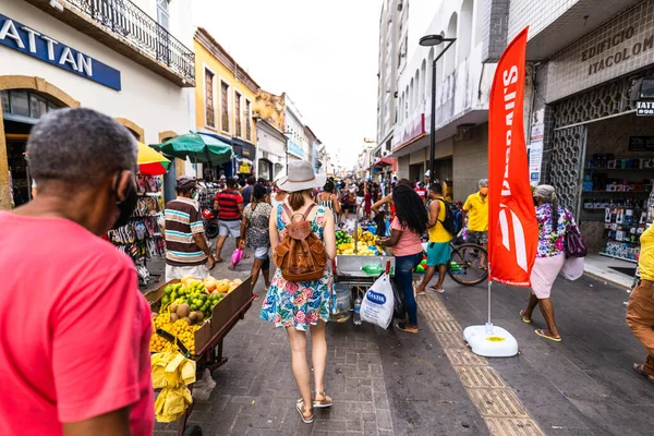 Lidé Šatech Procházky Ulici Blízkosti Místního Supermarketu Severní Brazílii — Stock fotografie