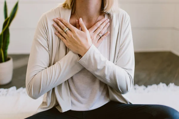 Närbild Kvinna Som Håller Sina Korsade Armar Bröstet — Stockfoto