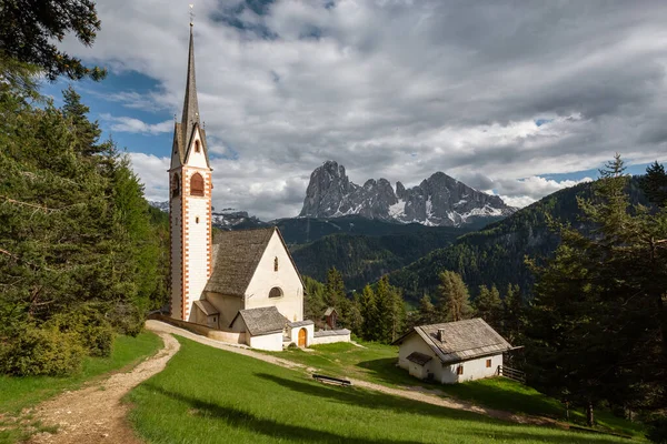 Una Vista Fascinante Una Iglesia Con Las Colinas Boscosas Una —  Fotos de Stock