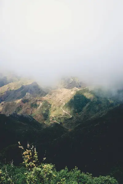 Tiro Vertical Uma Nuvem Sobre Uma Cordilheira — Fotografia de Stock