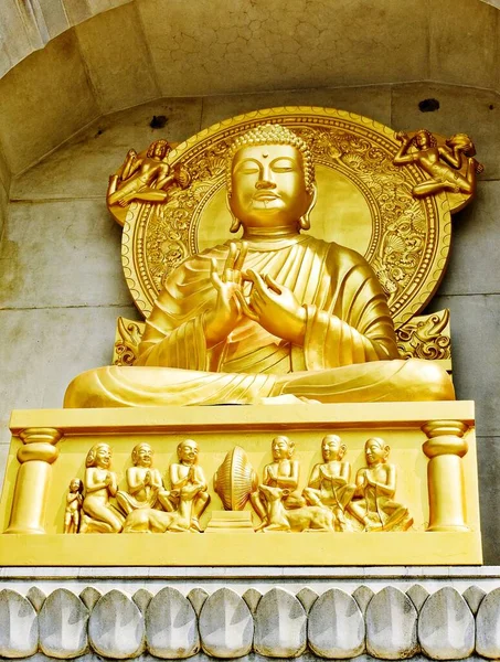 寺庙里一座金色佛像的特写 — 图库照片