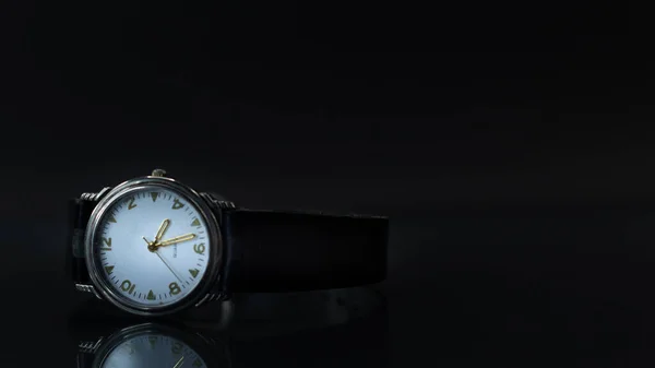 Primer Plano Reloj Pulsera Negro Con Fondo Negro — Foto de Stock