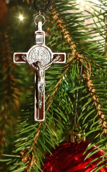 Crucifix Argent Suspendu Vrai Arbre Noël Avec Boule Rouge Concept — Photo