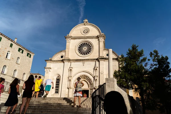 Hırvatistan Sibenik 2018 Sao Tiago Katedrali Güneşli Bir Günde Turistlerle — Stok fotoğraf