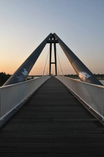 Eine Vertikale Aufnahme Einer Brücke Hintergrund Des Sonnenuntergangs Düsseldorf Deutschland — Stockfoto
