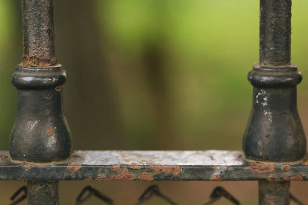 Zbliżenie Zdjęcia Zardzewiałych Metalowych Detali Ogrodzenia Rozmazanym Tle — Zdjęcie stockowe