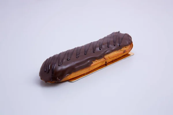 Primo Piano Eclair Cioccolato Isolato Uno Sfondo Bianco — Foto Stock