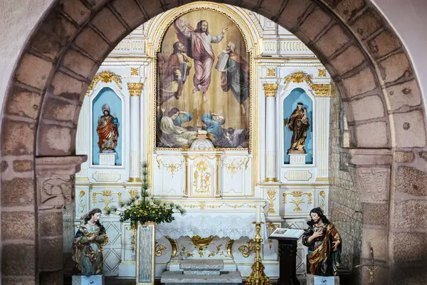 黄金の装飾が施されたカトリック教会の閉鎖的なショット — ストック写真