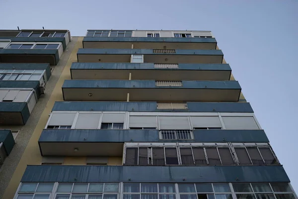 Açık Mavi Gökyüzüne Karşı Bir Apartman Kompleksinin Alçak Açılı Görüntüsü — Stok fotoğraf